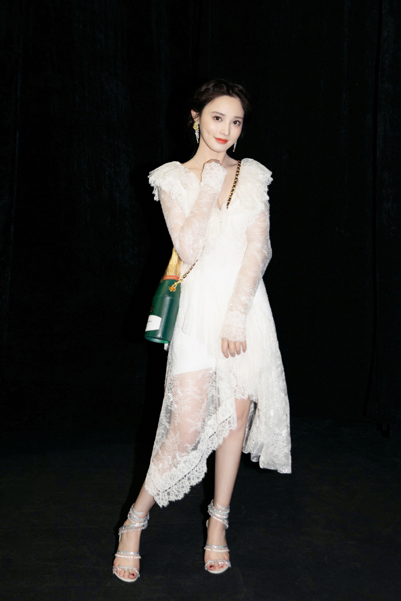 高清中国北京美女明星彭小苒甜美元气海边写真图片图片