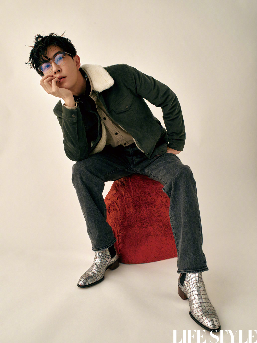 高清新疆乌鲁木齐男明星于朦胧复古造型杂志写真图片图片 高清新疆乌鲁木齐男明星于朦胧复古造型杂志写真图片图片