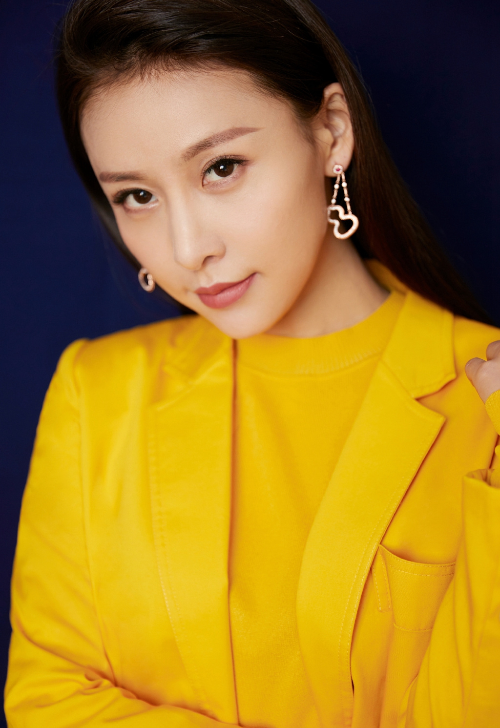 中国内地陕西西安影视女演员歌手贾青高冷写真图片性感至极图片