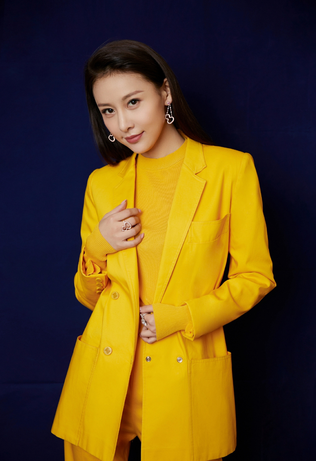中国内地陕西西安影视女演员歌手贾青高冷写真图片性感至极图片