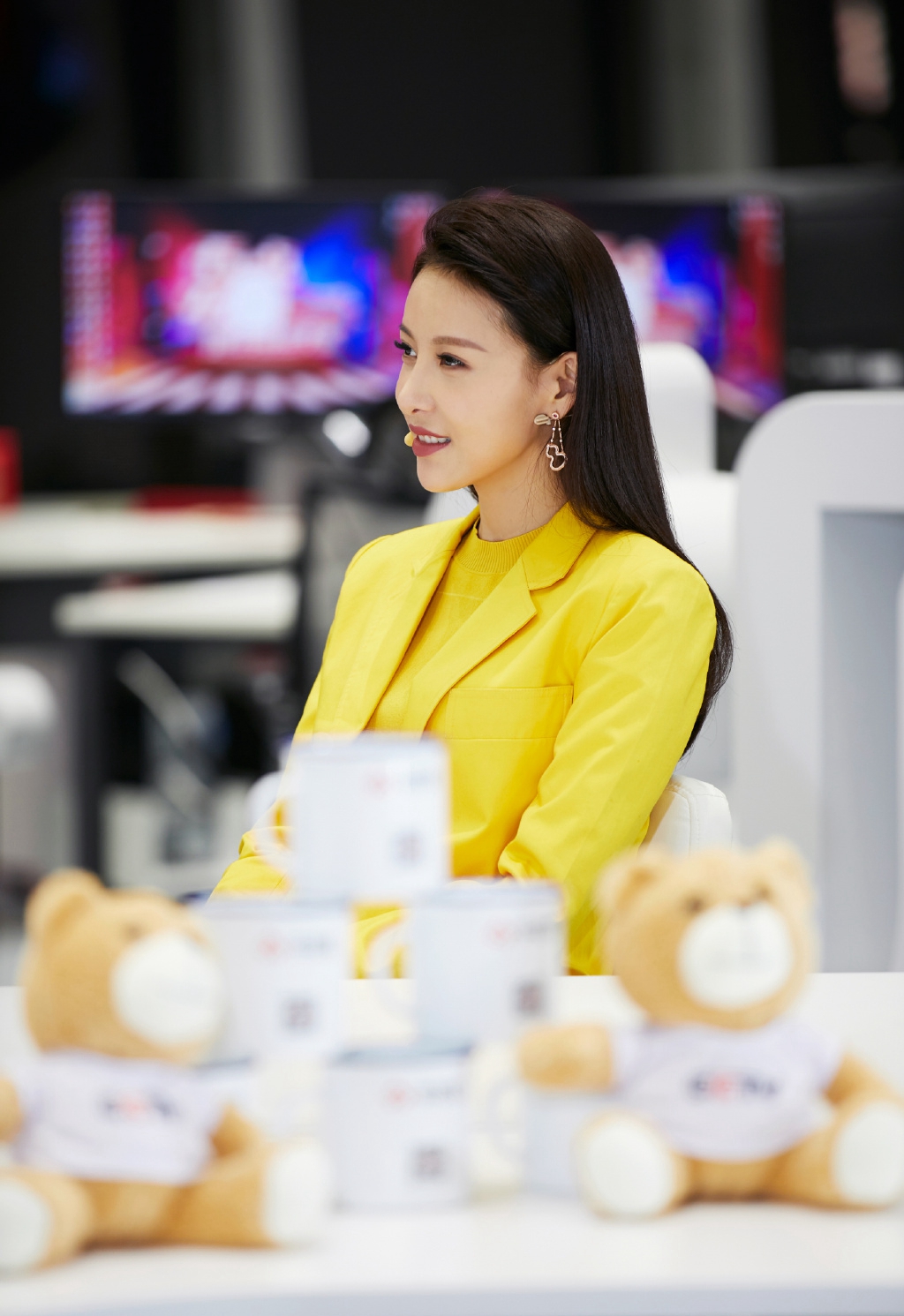 中国内地陕西西安影视女演员歌手贾青高冷写真图片性感至极图片