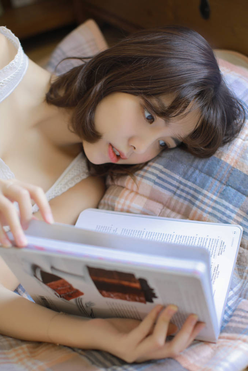 俏皮可爱美少女背带裤性感写真图片图片