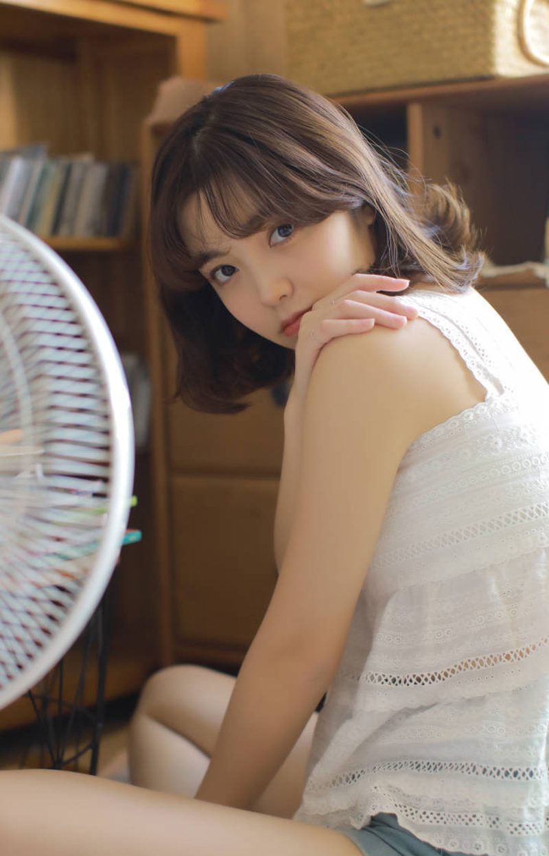 俏皮可爱美少女背带裤性感写真图片图片