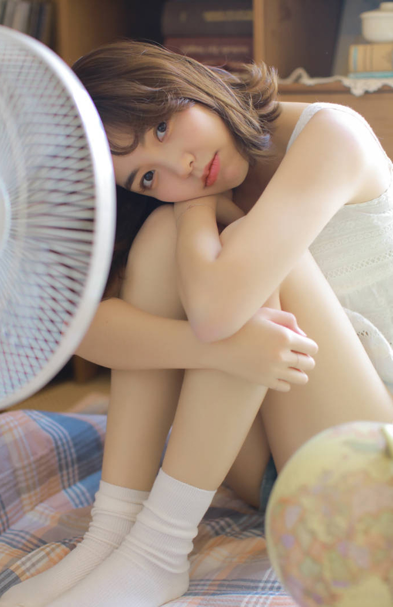 俏皮可爱美少女背带裤性感写真图片图片