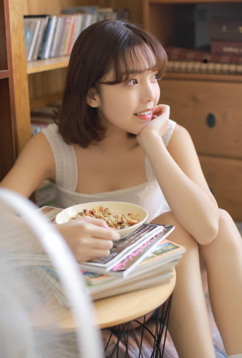 俏皮可爱美少女背带裤性感写真图片图片
