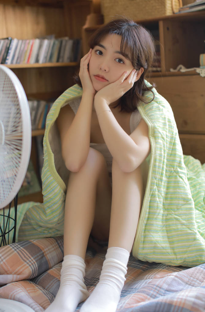 俏皮可爱美少女背带裤性感写真图片图片
