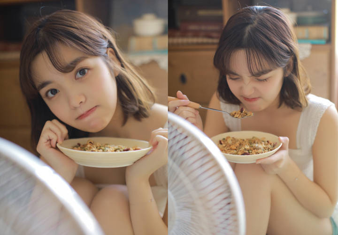 俏皮可爱美少女背带裤性感写真图片图片