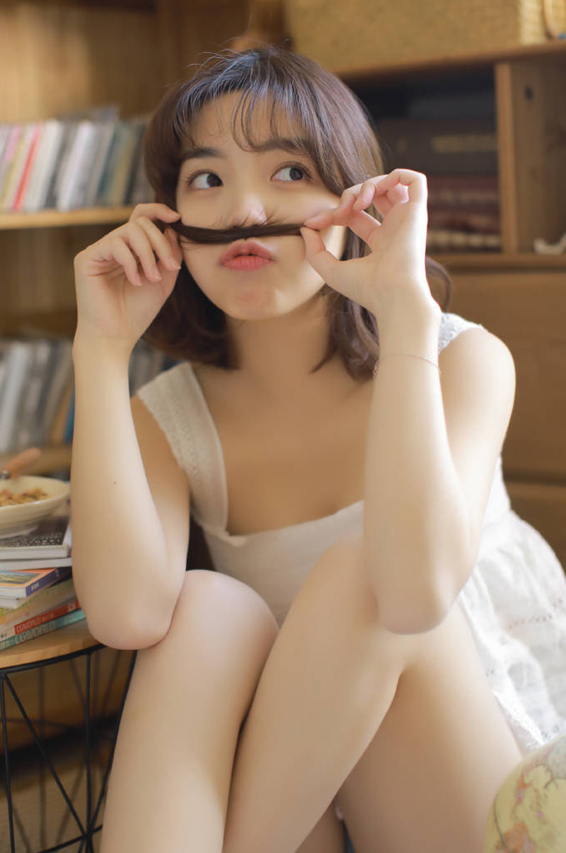 俏皮可爱美少女背带裤性感写真图片图片