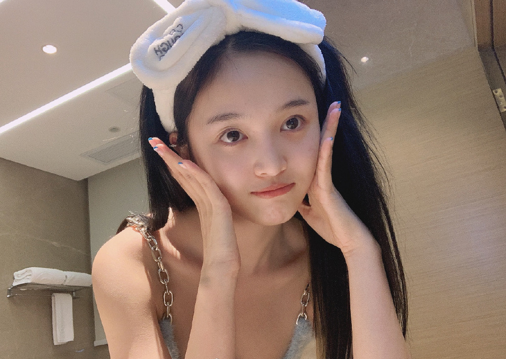 高清女明星吴宣仪性感红唇代言写真图片图片
