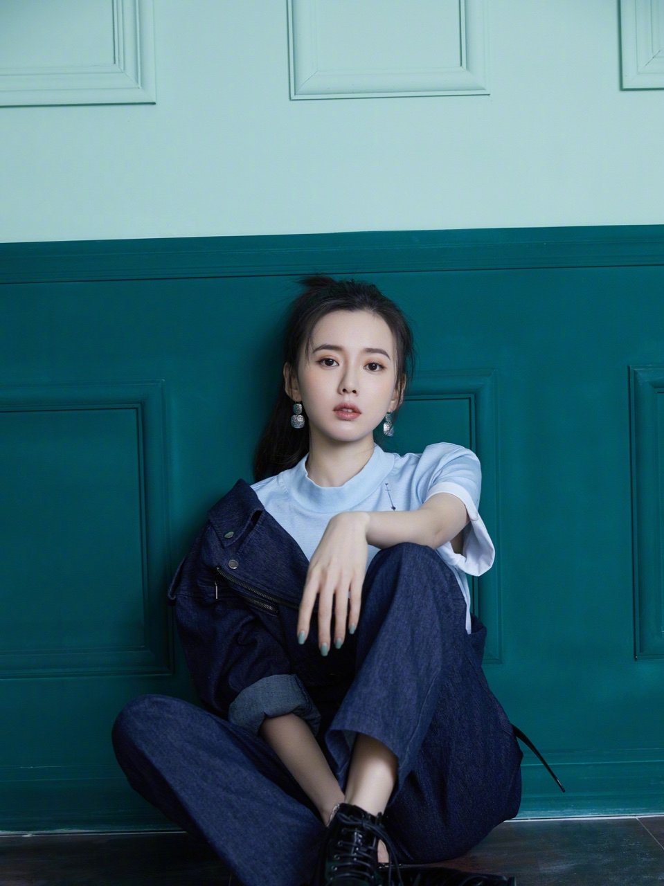 高清山东省青岛美女江铠同冷艳洋装小女人霸气时尚写真图片