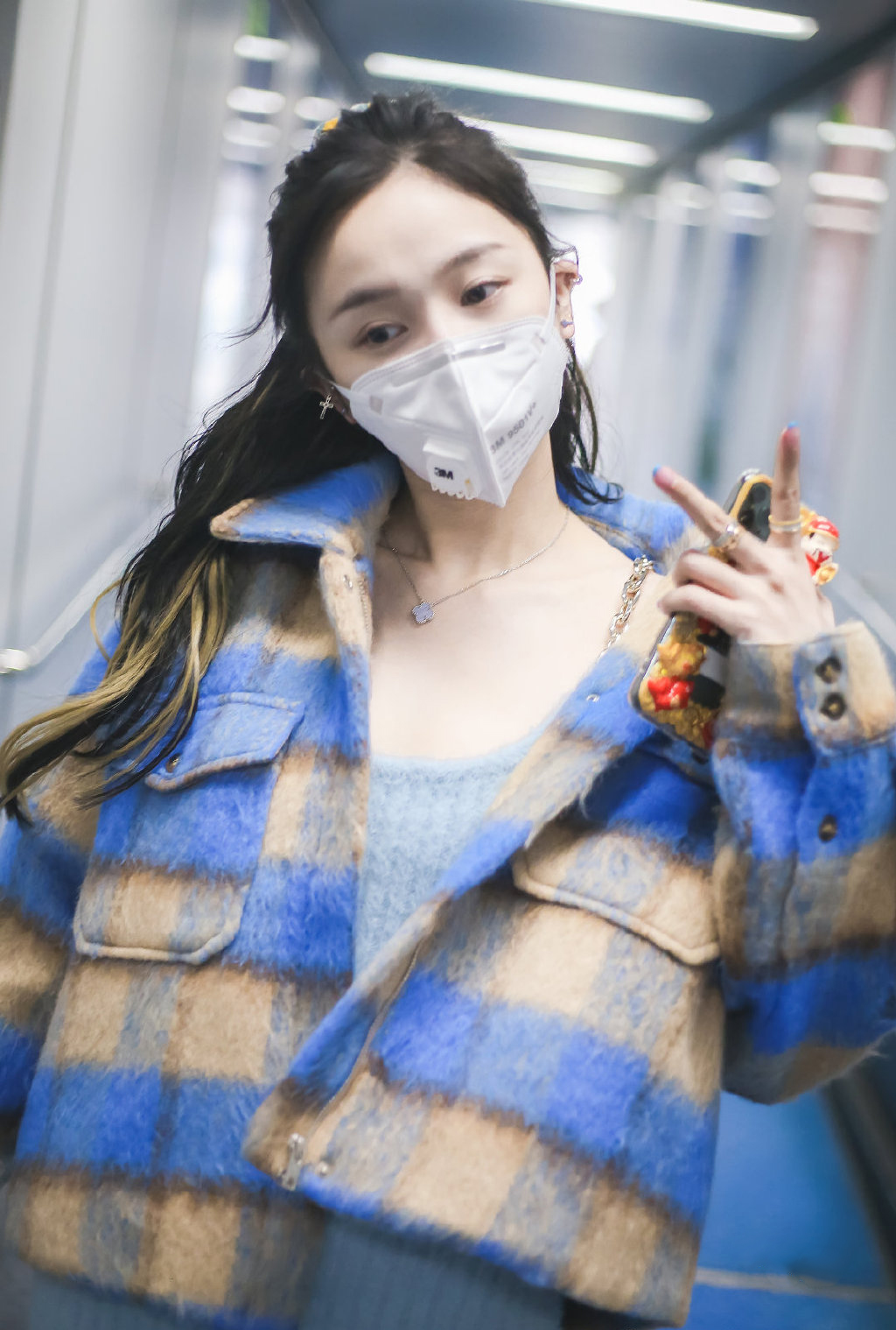高清女明星吴宣仪酷美时尚高清手机壁纸图片