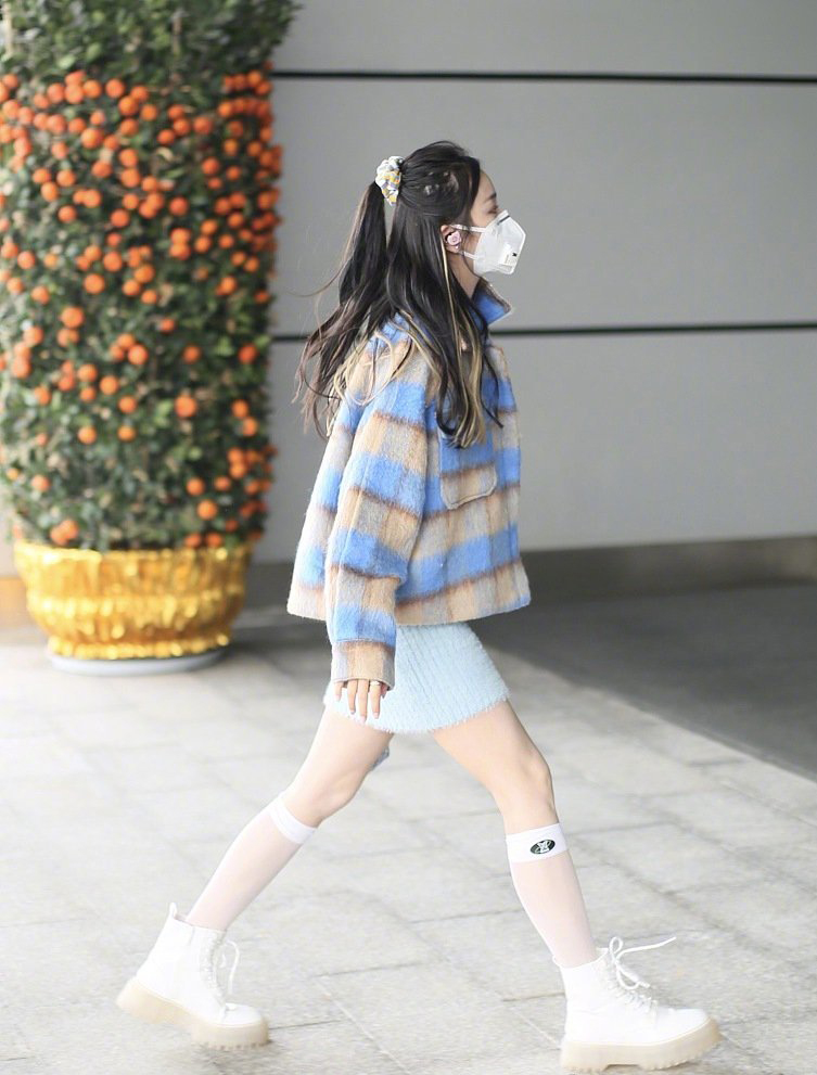 高清女明星吴宣仪酷美时尚高清手机壁纸图片