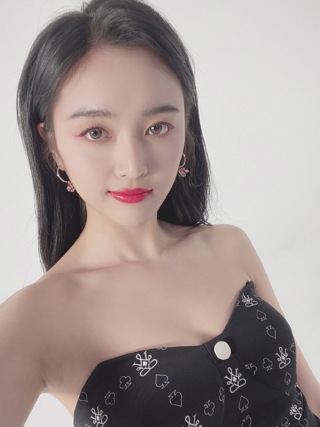 高清女明星吴宣仪俏丽私服自拍照图片图片