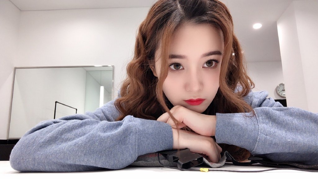 中国内地流行乐女歌手徐艺洋红发性感自拍照图片图片