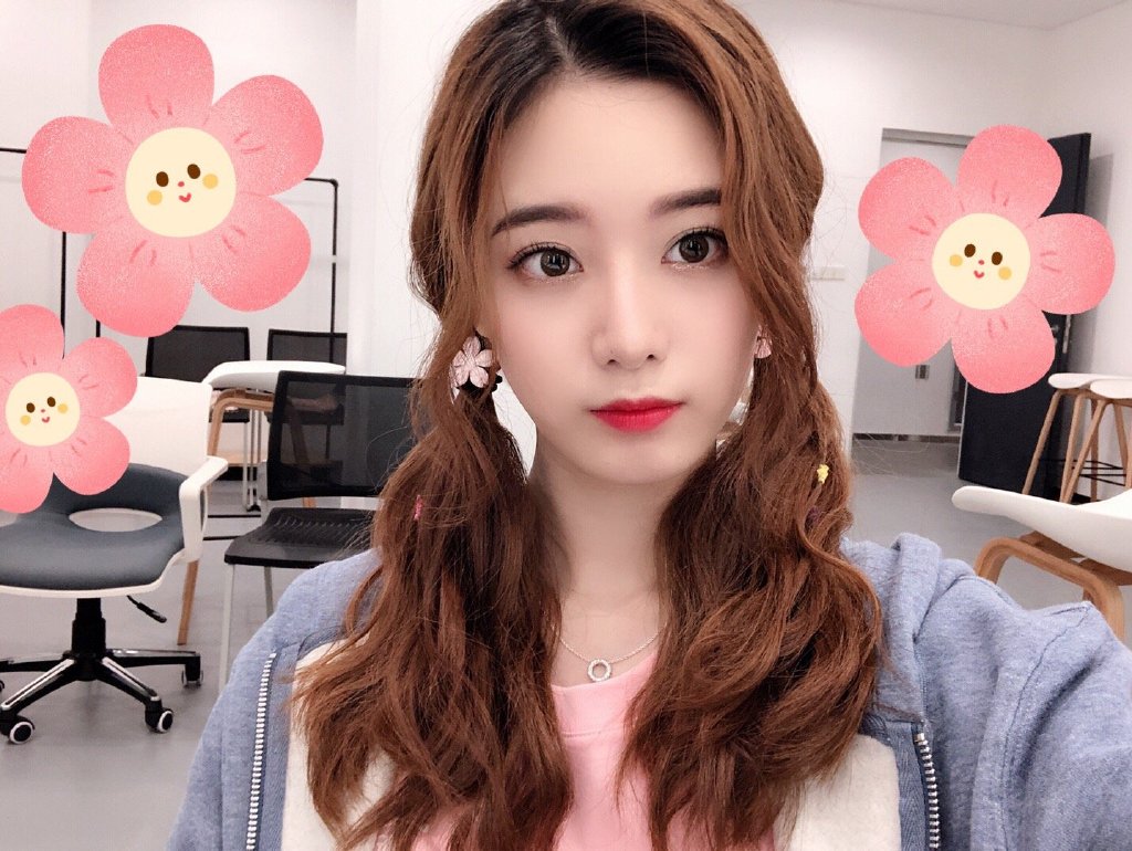 中国内地流行乐女歌手徐艺洋乖巧卷发甜美照片图片