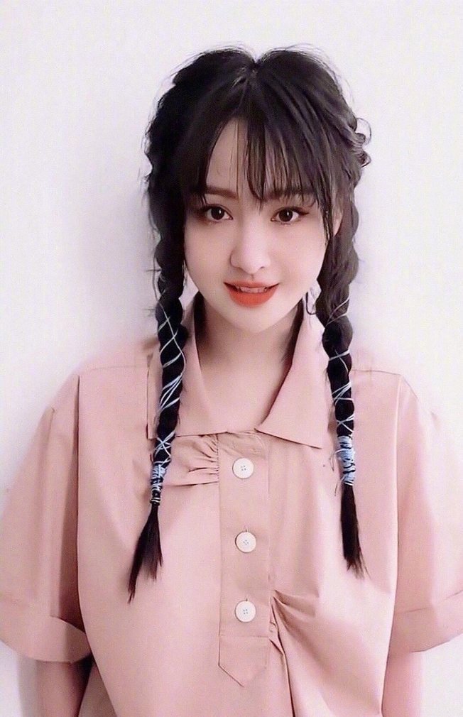 高清中国内地女演员郑爽粉色裙子高冷性感图片图片