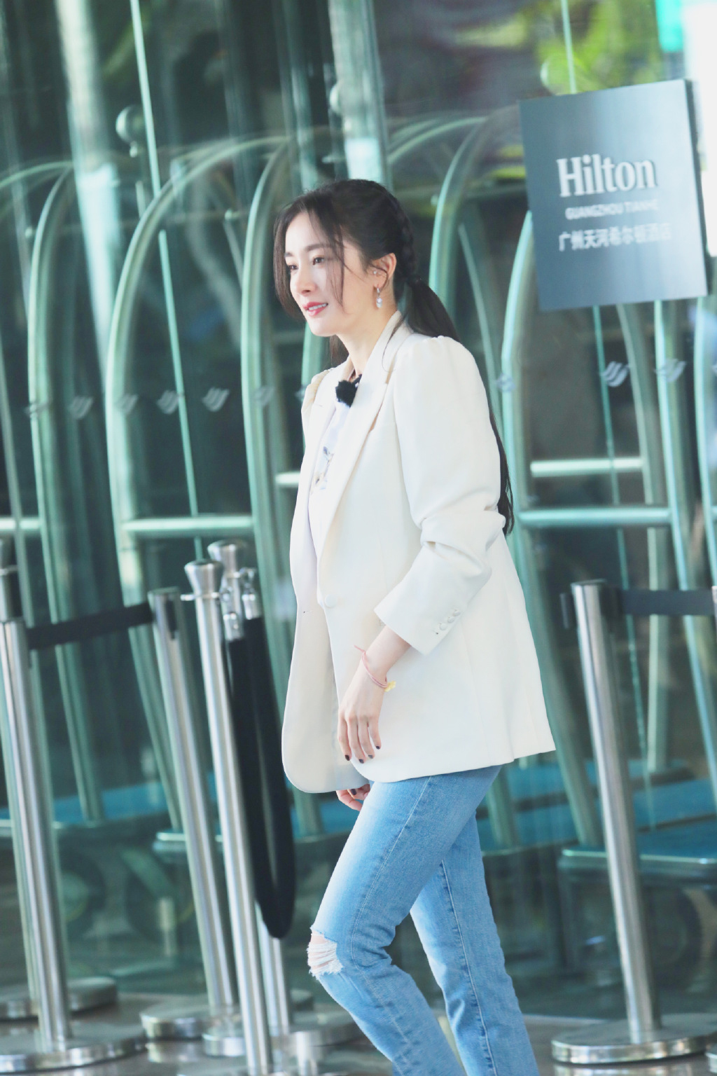 中国内地北京影视女演员杨幂温柔性感高清桌面壁纸图片