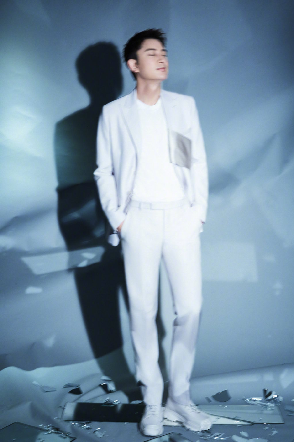 高清黑龙江省哈尔滨松男明星贾乃亮白色西装酷帅写真图片图片