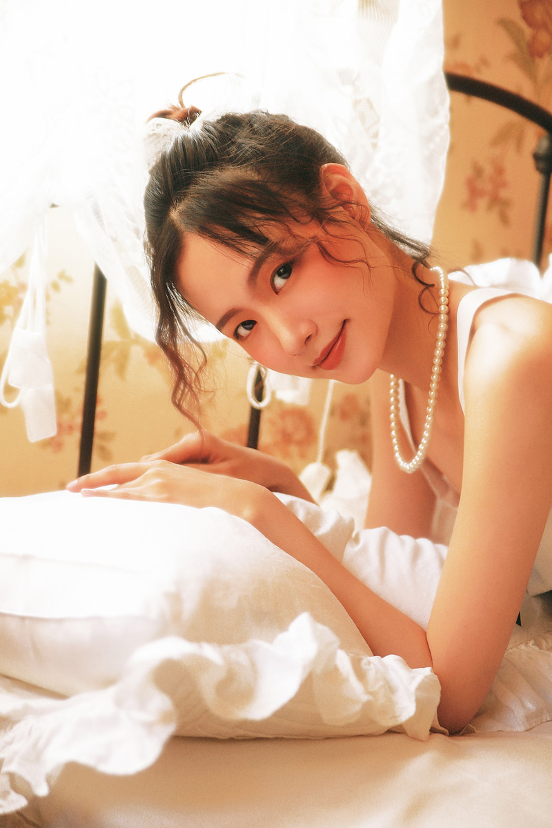高清00后青春美少女热裤美女吊带锁骨性感私房写真图片