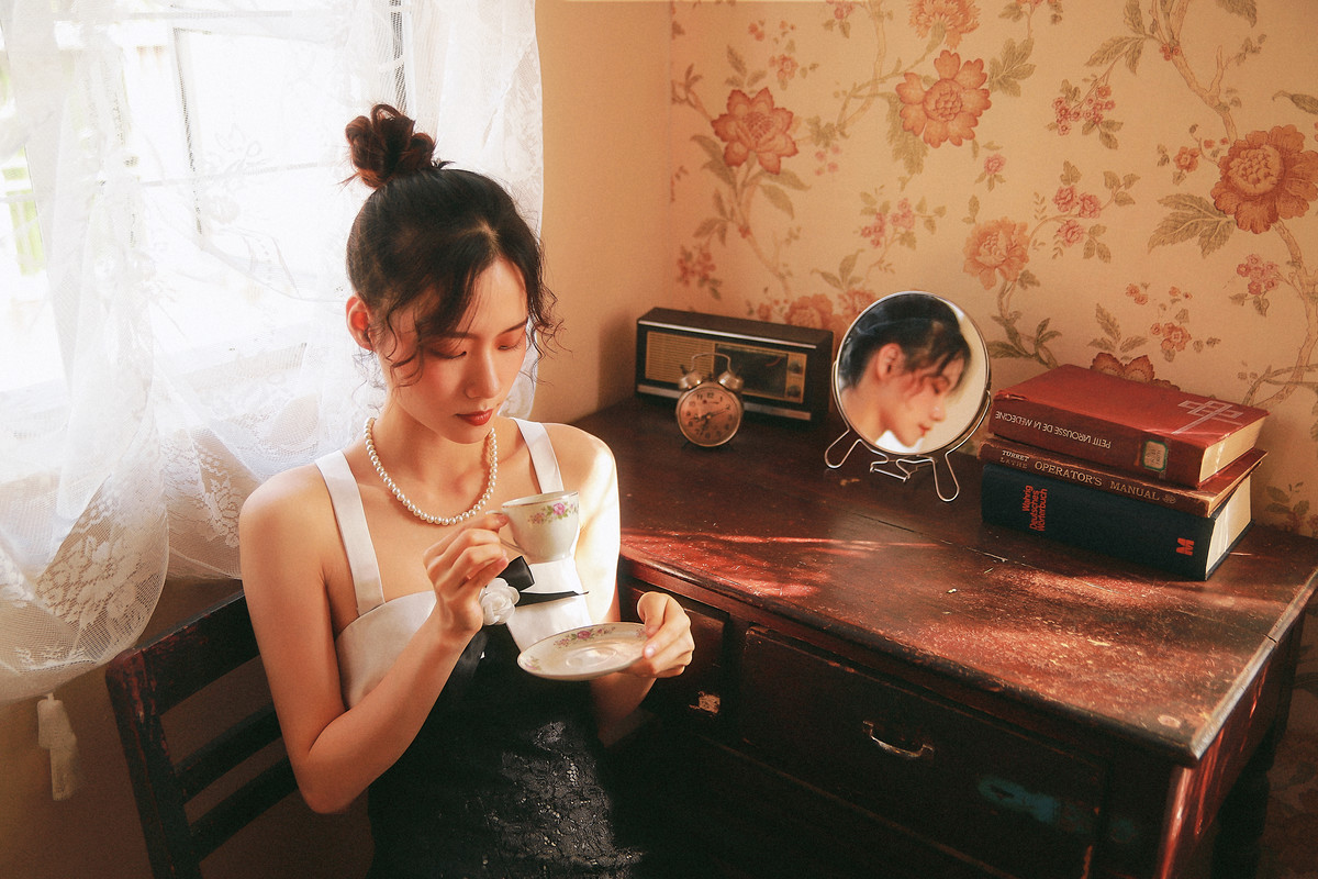 高清00后青春美少女热裤美女吊带锁骨性感私房写真图片