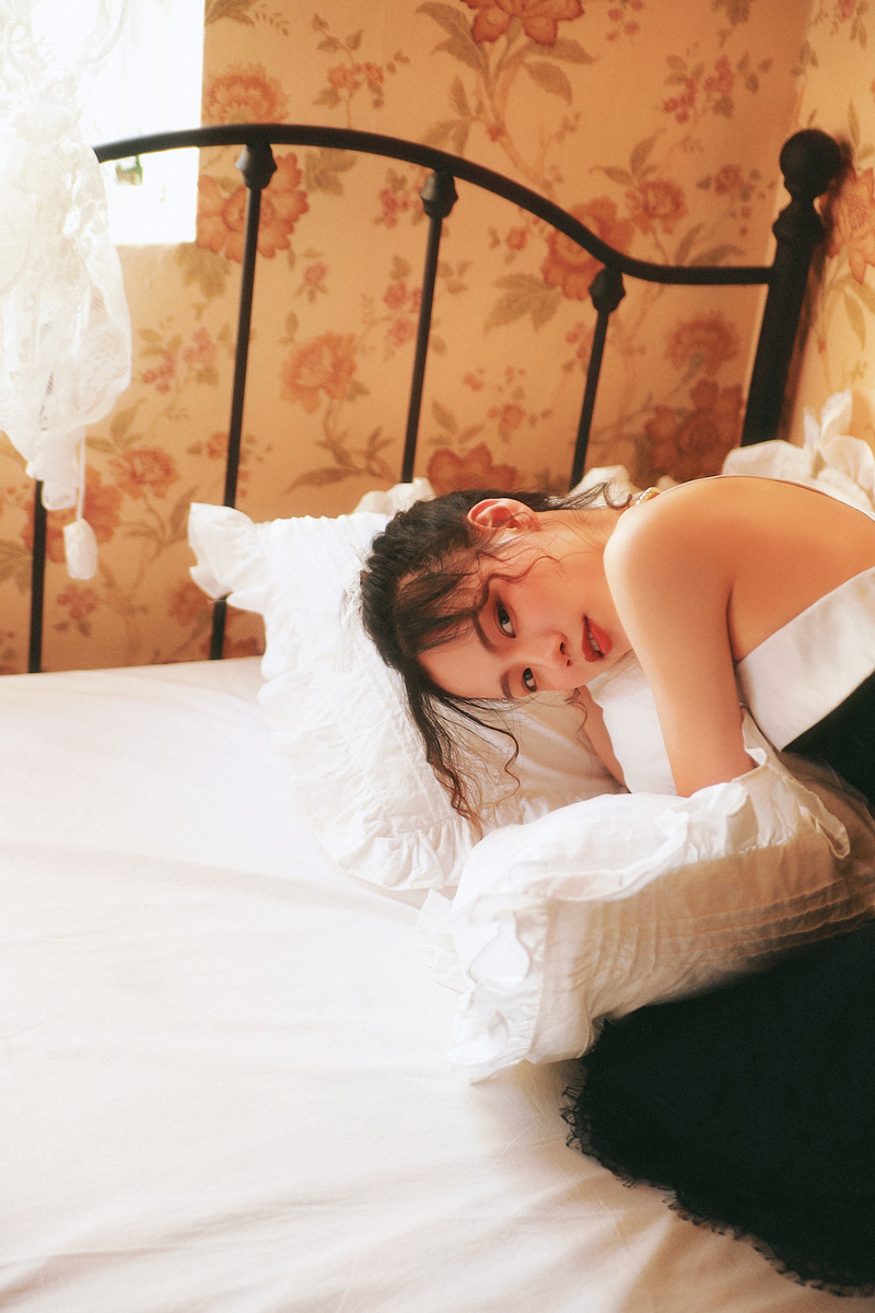 高清00后青春美少女热裤美女吊带锁骨性感私房写真图片