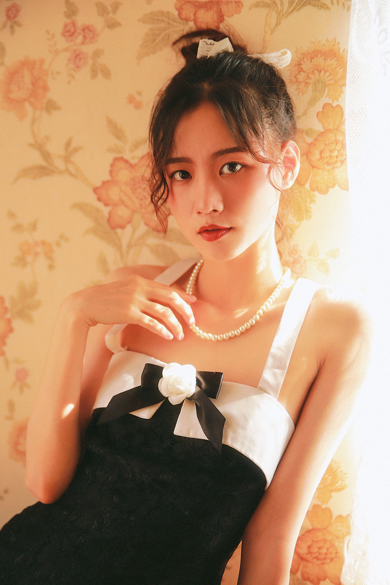 高清00后青春美少女热裤美女吊带锁骨性感私房写真图片