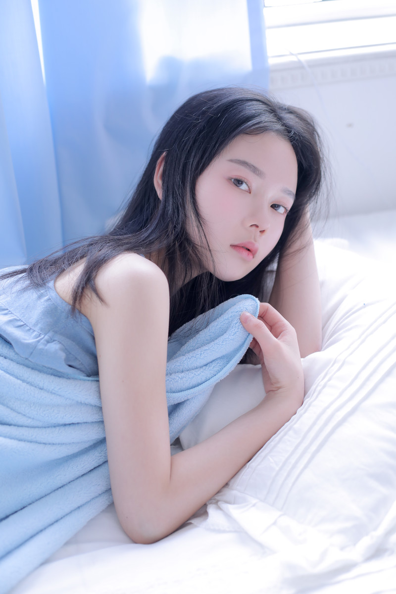 妖艳睡裙美女惹火身材诱人写真图片图片
