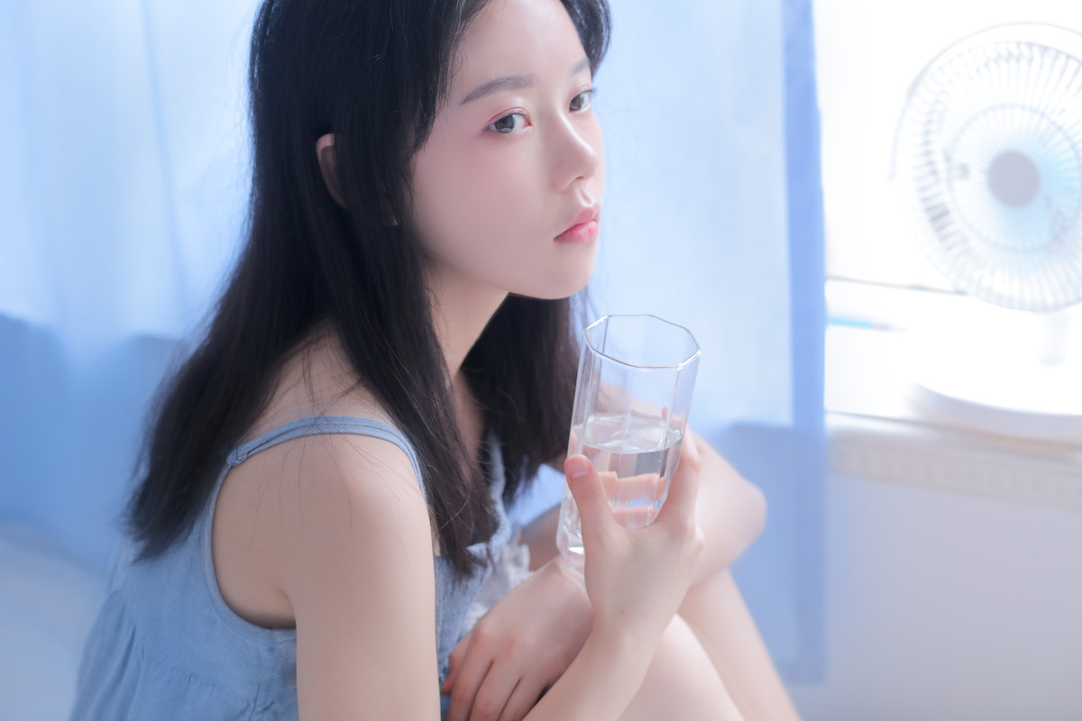妖艳睡裙美女惹火身材诱人写真图片图片