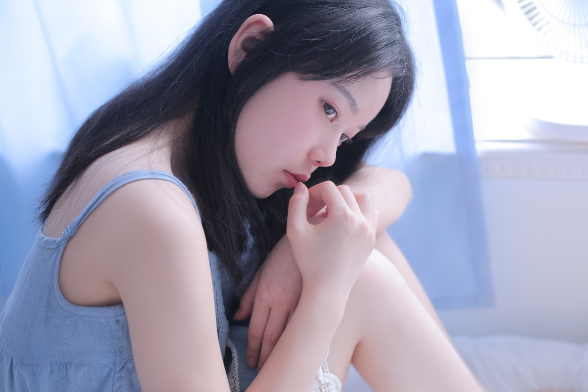 妖艳睡裙美女惹火身材诱人写真图片图片