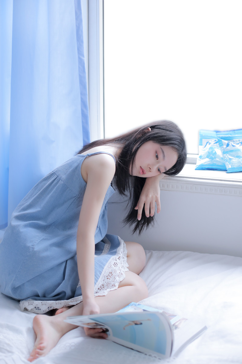 妖艳睡裙美女惹火身材诱人写真图片图片