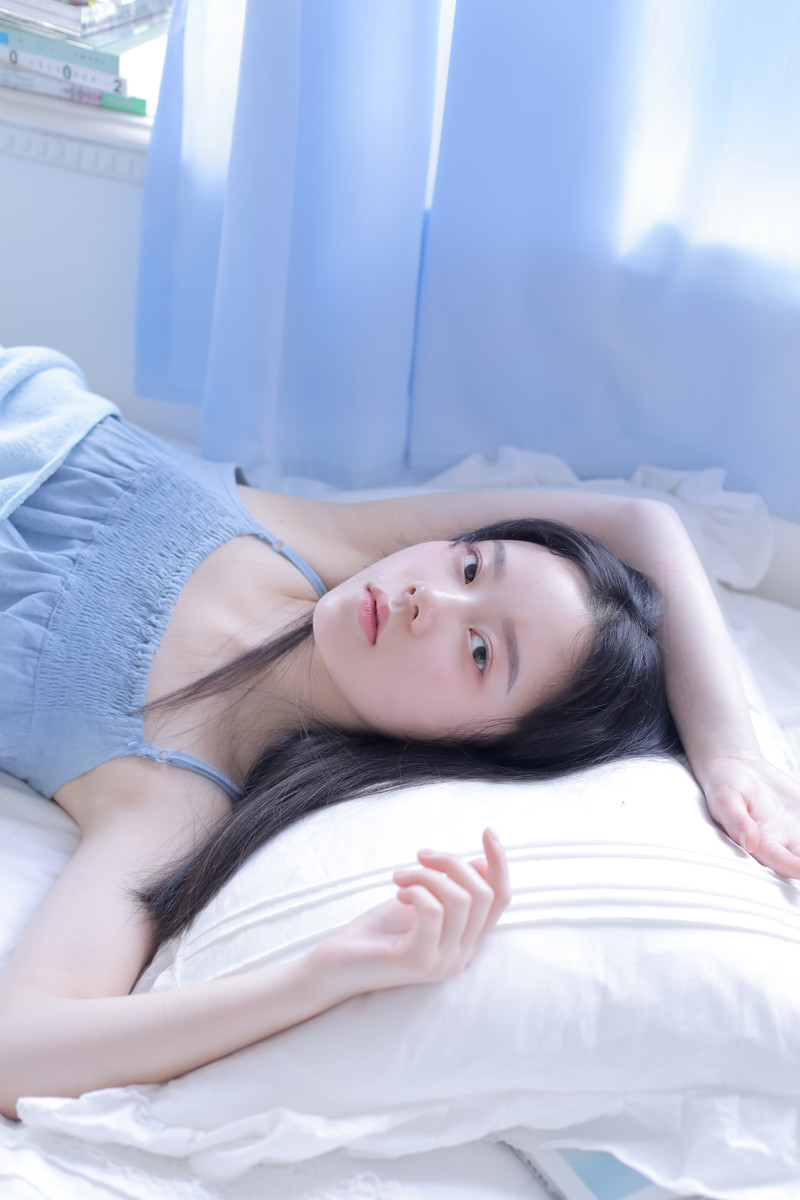 吊带睡裙美女性感诱人私房写真图片图片