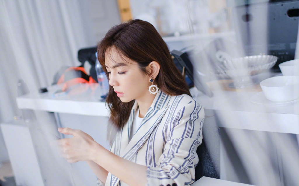 高清中国台湾省屏东女演员陈嘉桦时尚靓丽写真图片图片