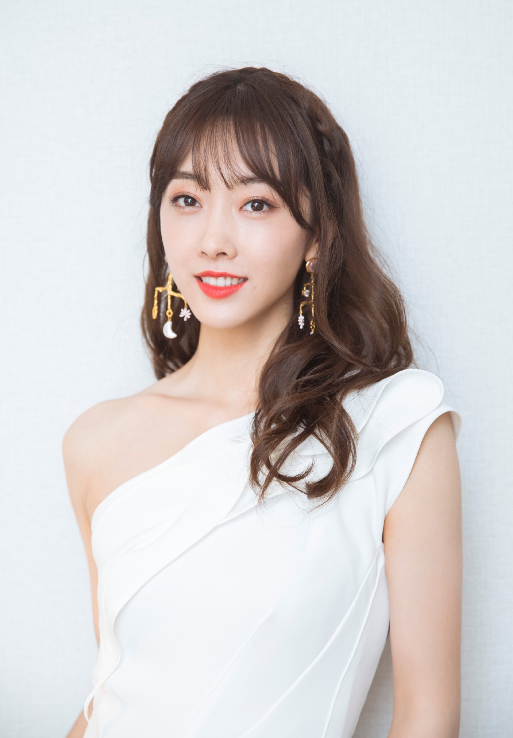 高清内地江苏省南京女演员宣璐白裙优雅性感写真图片图片