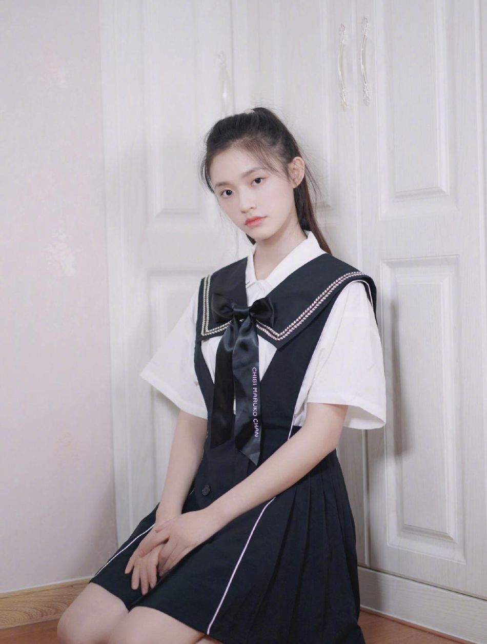 高清林允蝴蝶结甜笑靓丽写真图片