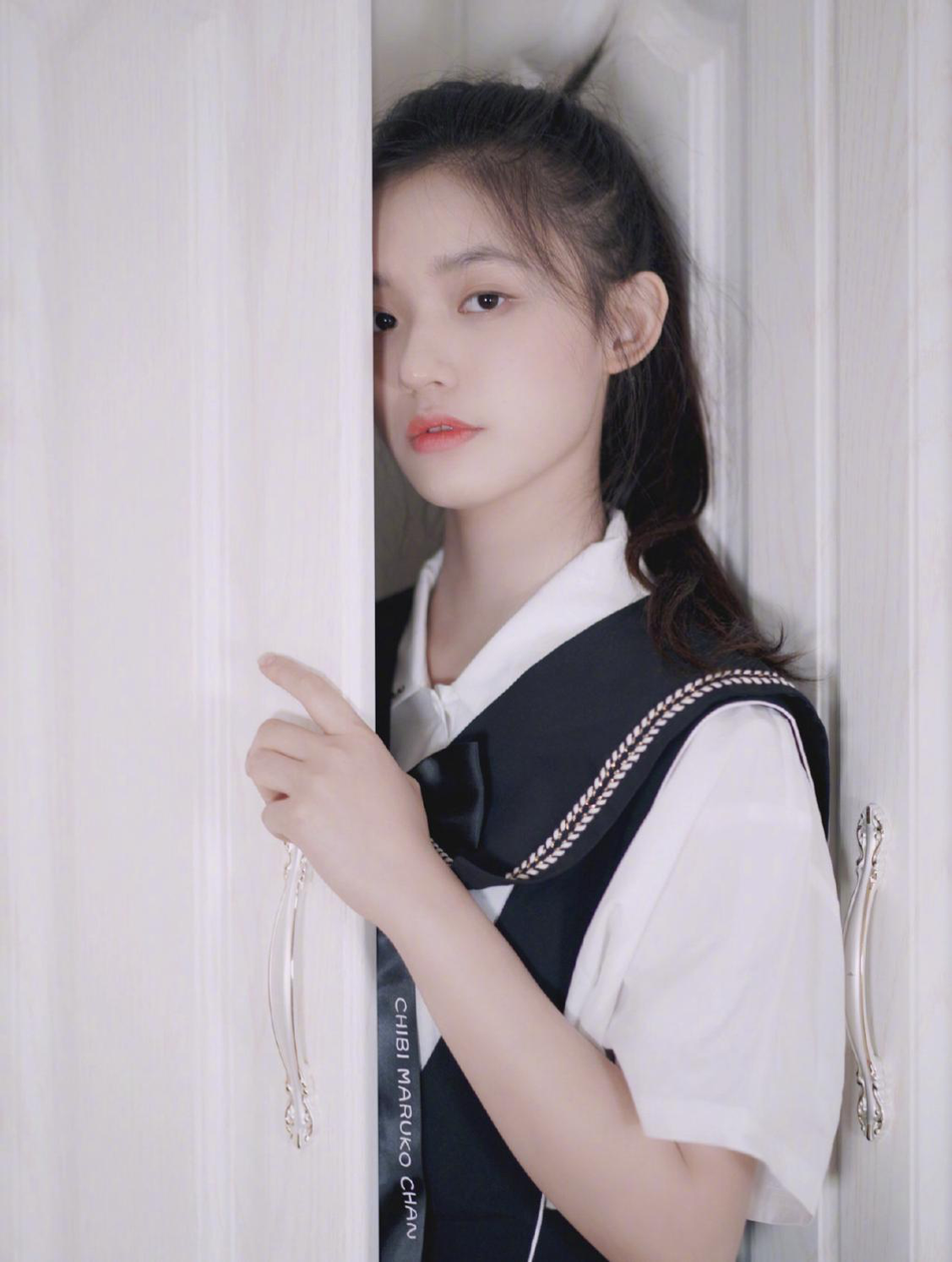 高清林允蝴蝶结甜笑靓丽写真图片