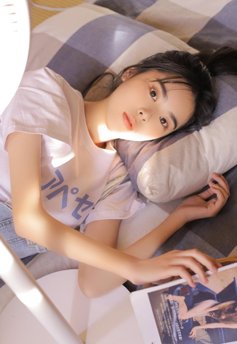 青春活力美少女性感养眼户外写真图片