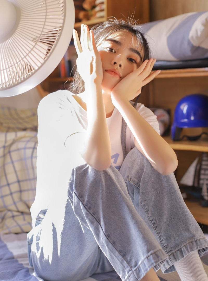 青春活力美少女性感养眼户外写真图片