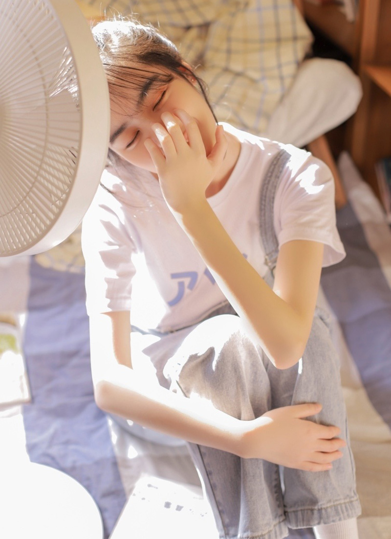 青春活力美少女性感养眼户外写真图片