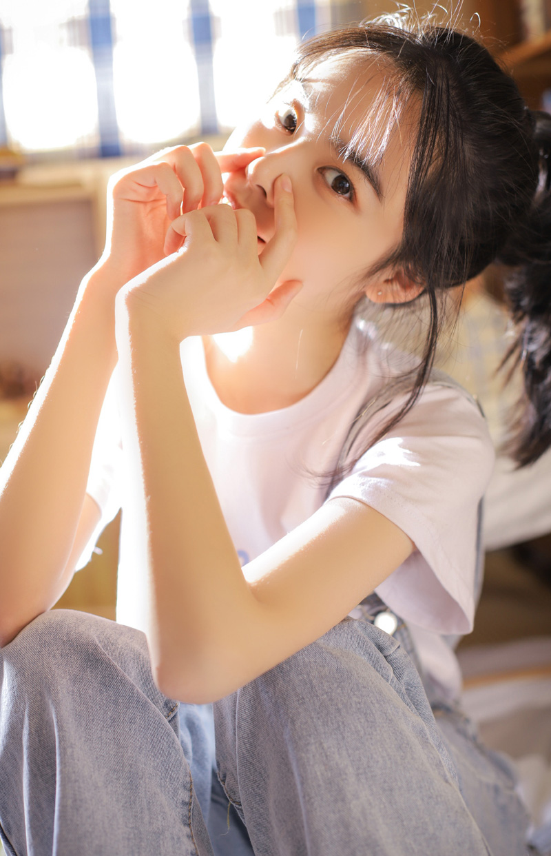 青春活力美少女性感养眼户外写真图片