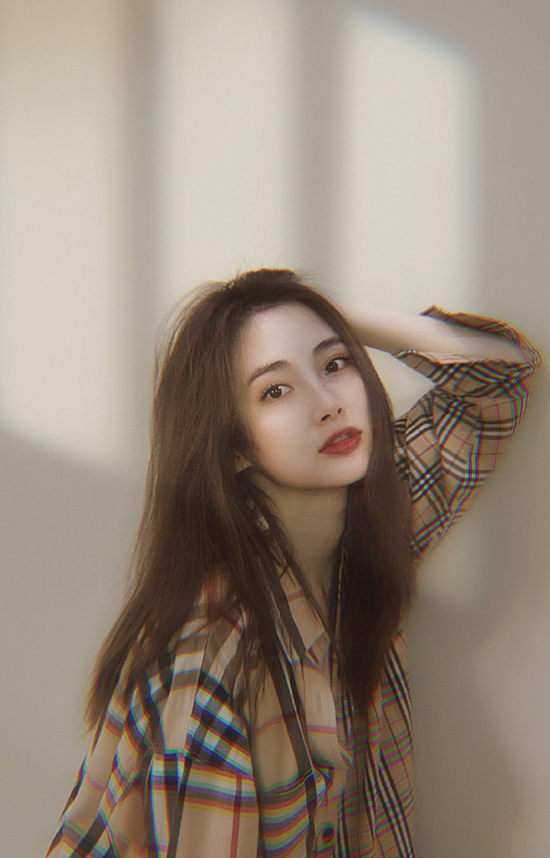 高清哈尔滨路美女路晨格子衬衫时尚写真图片图片