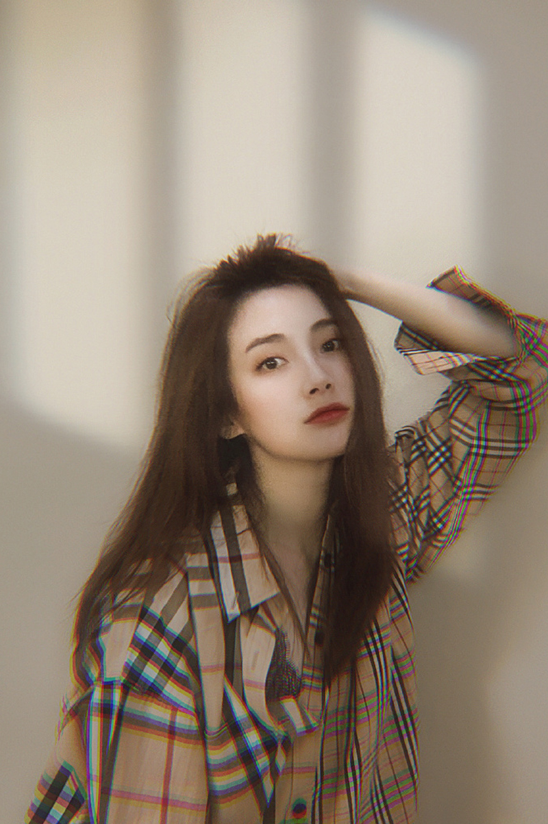 高清哈尔滨路美女路晨格子衬衫时尚写真图片图片