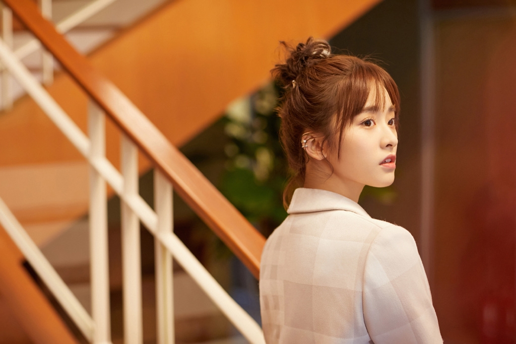 高清美女沈月甜美灵动写真图片手机壁纸图片