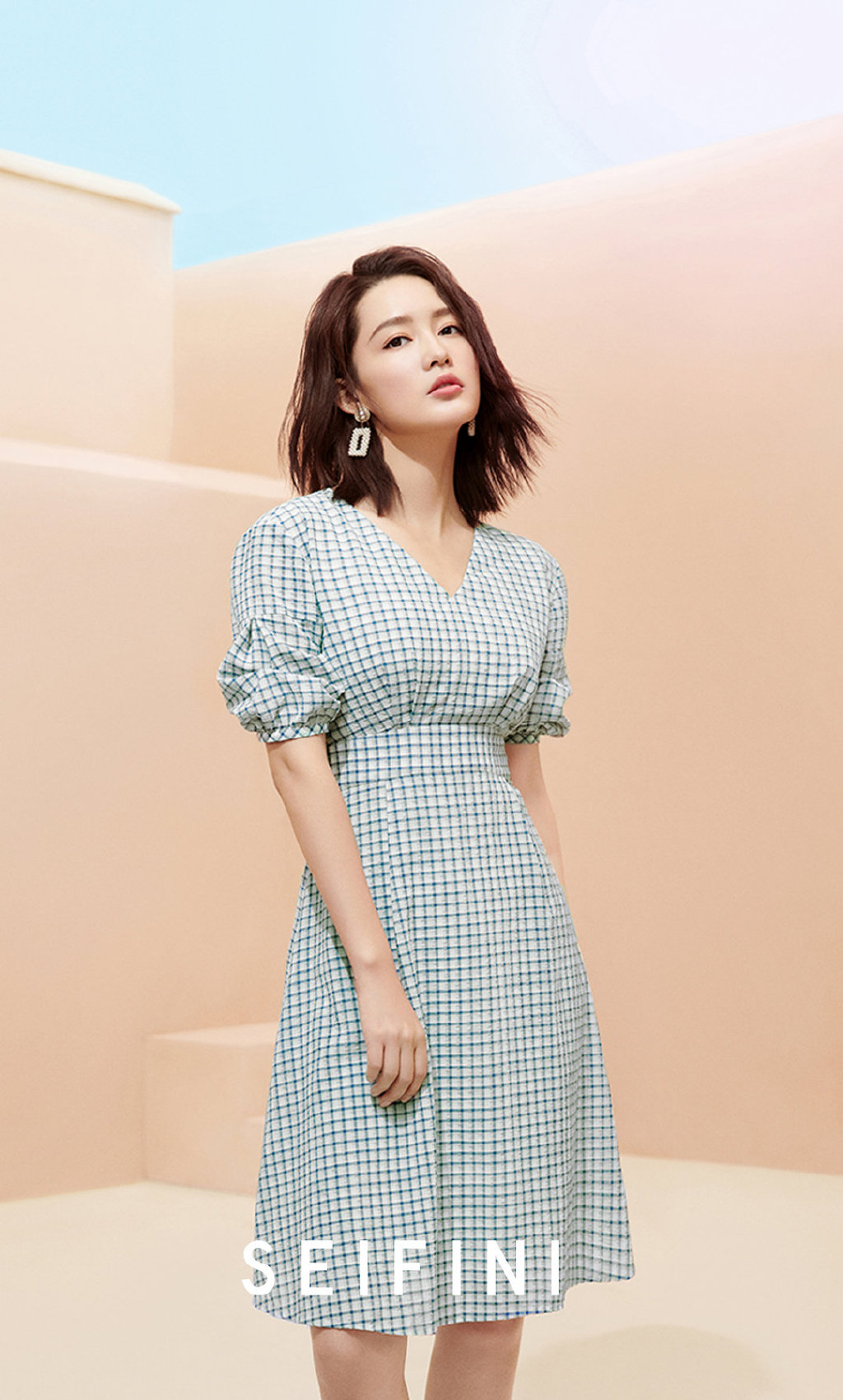 中国内地江苏省苏州市影视女演员李沁机场私服街拍图片图片