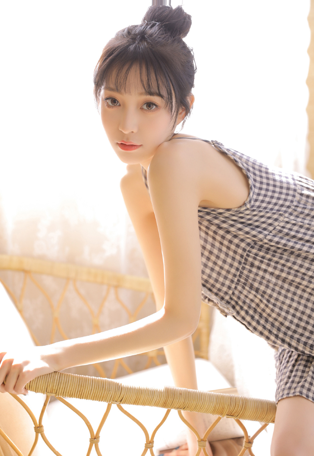 妖艳睡裙美女惹火身材诱人写真图片图片