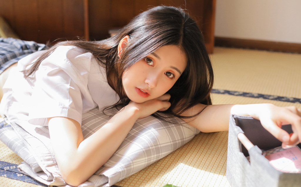 妖艳睡裙美女惹火身材诱人写真图片图片