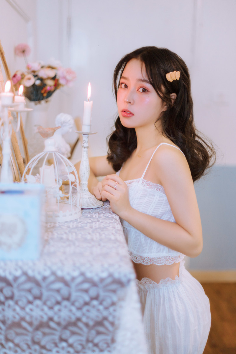 高清最流行女裤性感御姐美女吊带白丝美腿热裤惹火写真图片