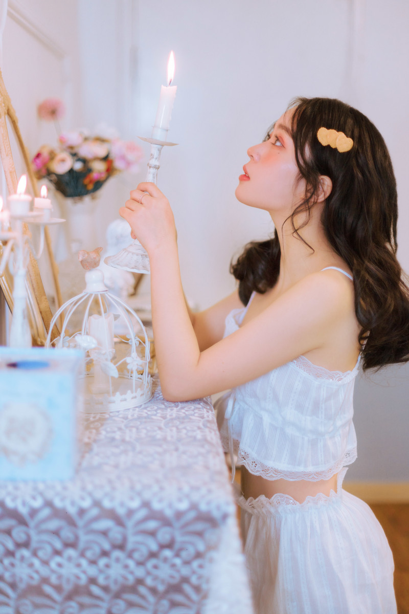 高清最流行女裤性感御姐美女吊带白丝美腿热裤惹火写真图片