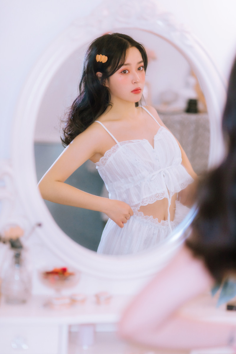 高清最流行女裤性感御姐美女吊带白丝美腿热裤惹火写真图片