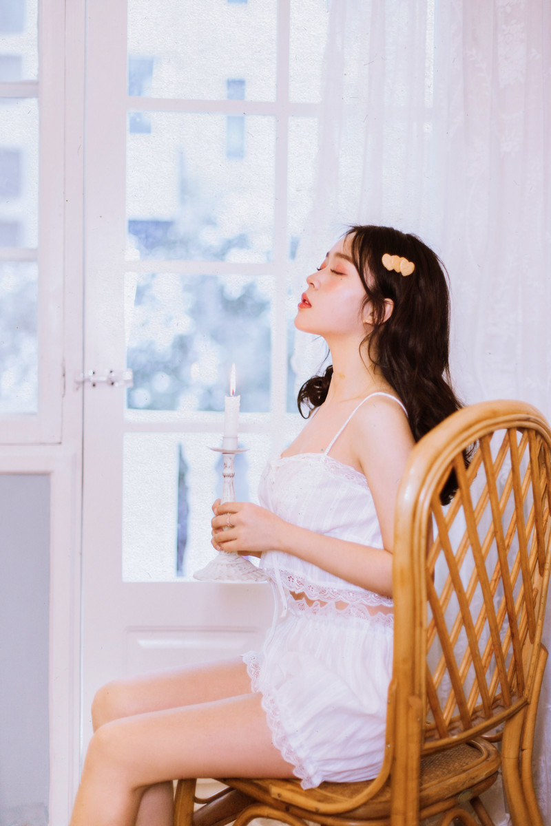 高清最流行女裤性感御姐美女吊带白丝美腿热裤惹火写真图片