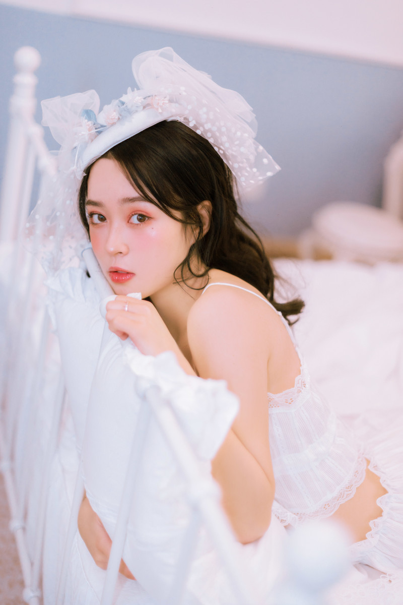 高清最流行女裤性感御姐美女吊带白丝美腿热裤惹火写真图片